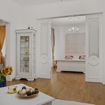 Sweet Luxury Three Rooms Apartment City Center Universitate Bucarest Extérieur photo